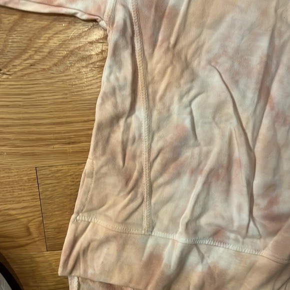 NWT FOUND Step Hem Cozy Sweatshirt In Blush Roses Tie Dye - Picture 4 of 4